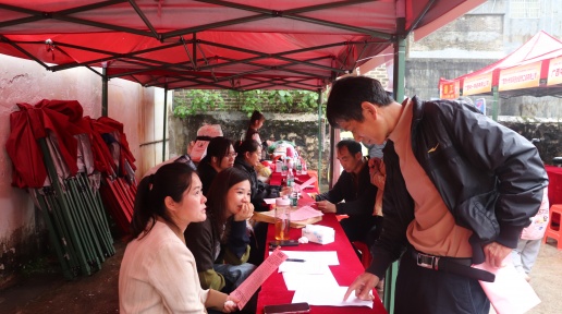 线上线下齐发力 春风送岗惠民生——八步区专场招聘会助力群众家门口就业