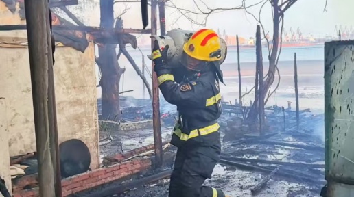 月亮湾景区附近木棚突发火灾 防城港消防快速处置化险为夷