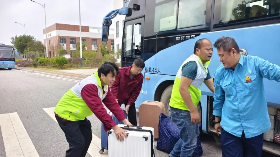 开学啦,返校学生的公交“专属座驾”已就位,速来认领!