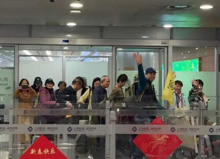 到家了!落地时所有人都在鼓掌!